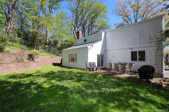 8 Pickwood Lane, Great Neck, NY 11024