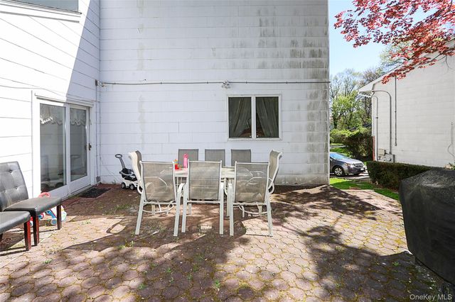 8 Pickwood Lane, Great Neck, NY 11024