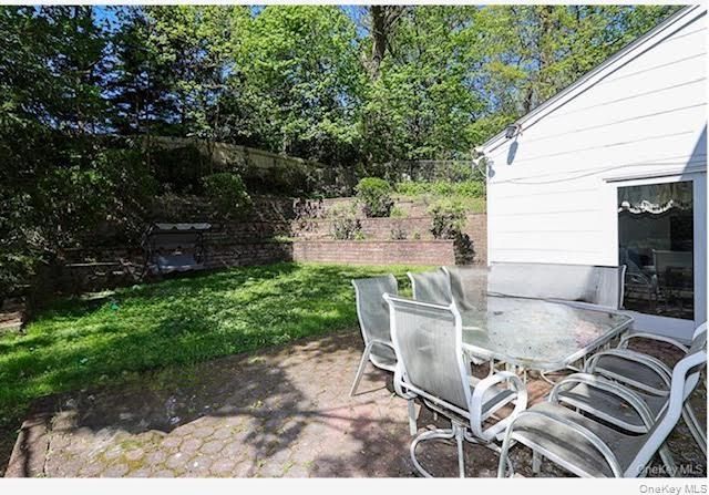 8 Pickwood Lane, Great Neck, NY 11024