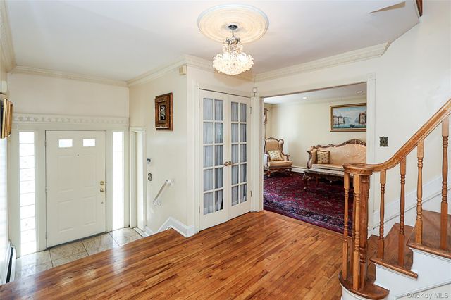 8 Pickwood Lane, Great Neck, NY 11024