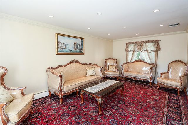 8 Pickwood Lane, Great Neck, NY 11024