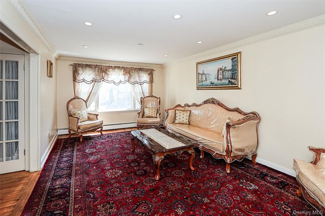 8 Pickwood Lane, Great Neck, NY 11024