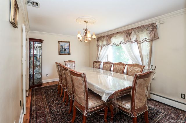 8 Pickwood Lane, Great Neck, NY 11024