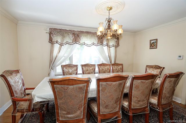 8 Pickwood Lane, Great Neck, NY 11024