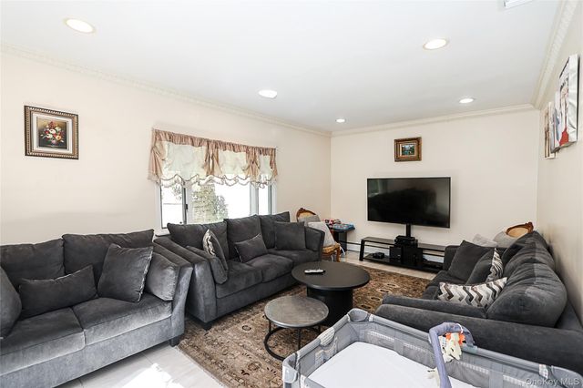 8 Pickwood Lane, Great Neck, NY 11024