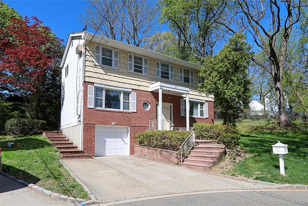 8 Pickwood Lane, Great Neck, NY 11024