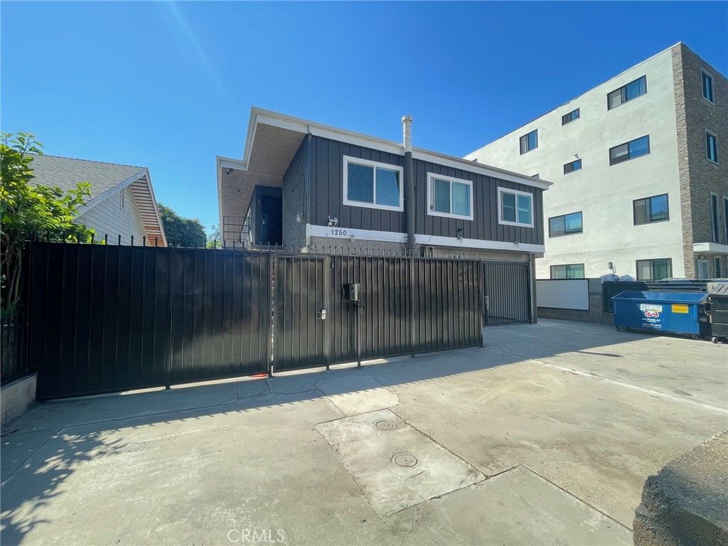 1250 W 37th Street 3, Los Angeles, CA 90007