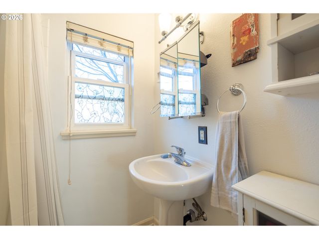 2123 Ne CLACKAMAS St 5, Portland, OR 97232