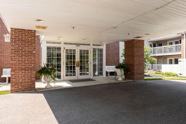 5935 N High Street, 305, Worthington, OH 43085
