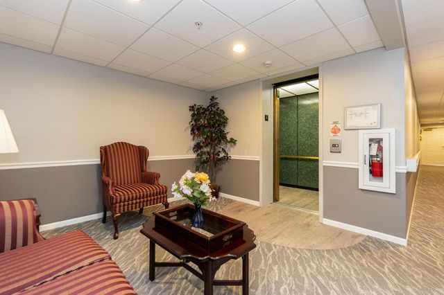 5935 N High Street, 305, Worthington, OH 43085