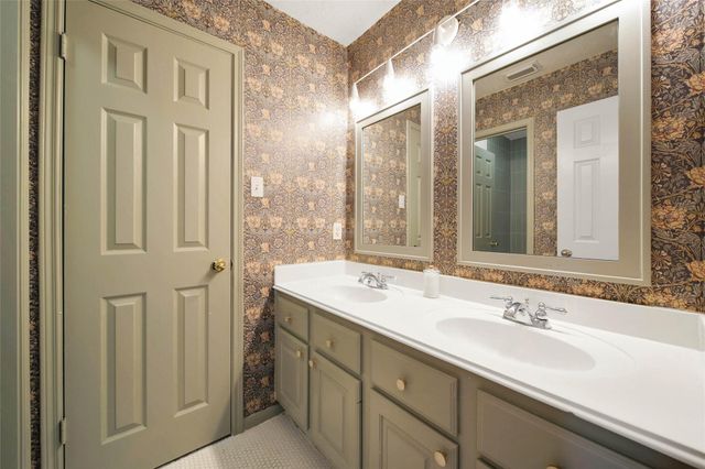 27 Wingspan Drive, The Woodlands, TX 77381