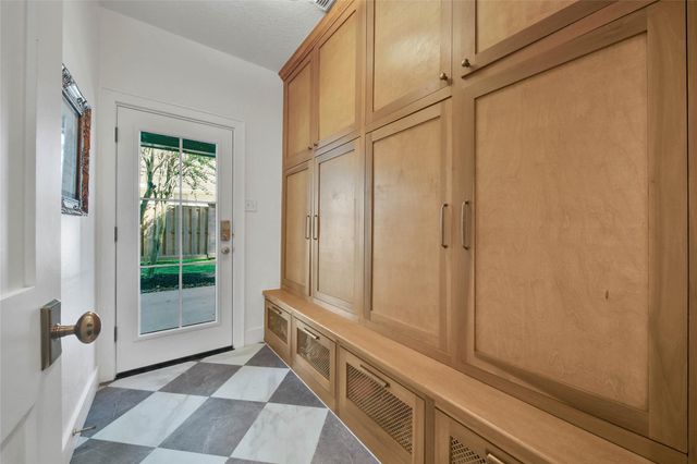 27 Wingspan Drive, The Woodlands, TX 77381