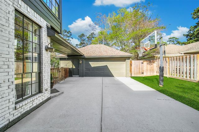 27 Wingspan Drive, The Woodlands, TX 77381