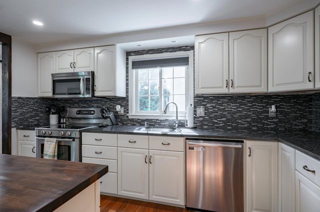 22 Beechwood Road, Hudson, NH 03051