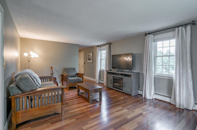 22 Beechwood Road, Hudson, NH 03051