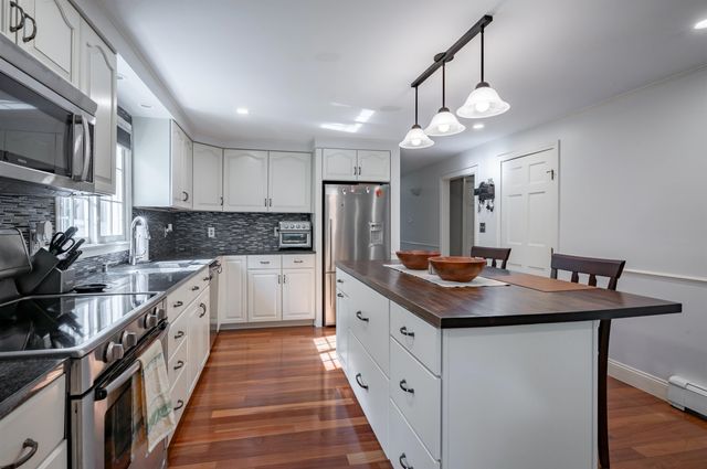 22 Beechwood Road, Hudson, NH 03051