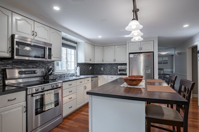 22 Beechwood Road, Hudson, NH 03051