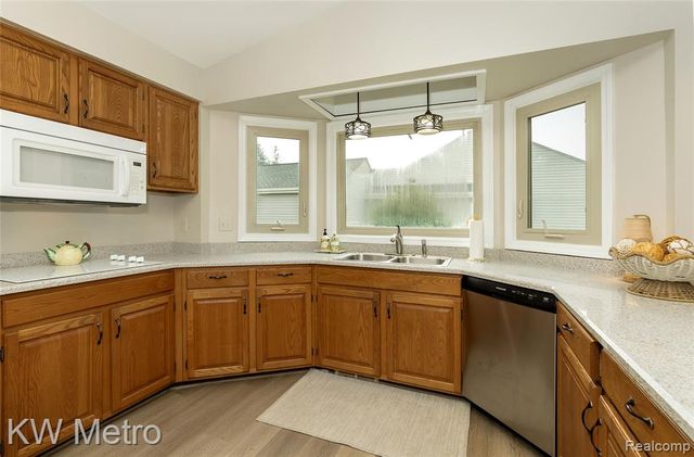 2154 Warrington Road, Rochester Hills, MI 48307