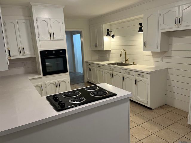 755 Maryland Ave, Port Allen, LA 70767