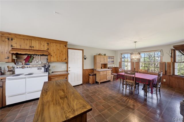 7881 Salt Springs Road, Manlius, NY 13066