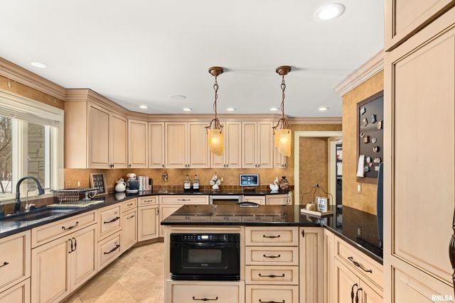 509 W HIDDEN Lane, Peoria, IL 61614