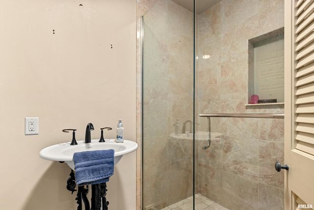 509 W HIDDEN Lane, Peoria, IL 61614