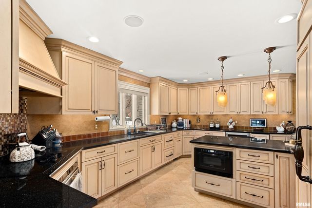 509 W HIDDEN Lane, Peoria, IL 61614