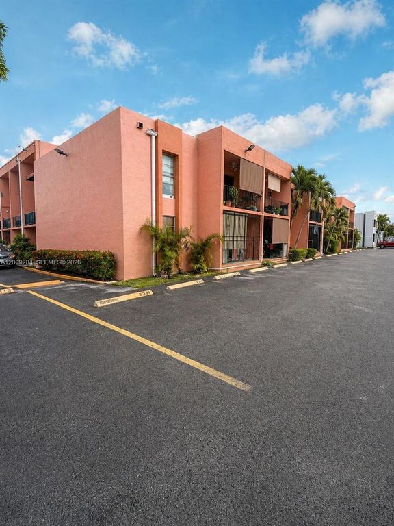 1300 W 47th Place 218A, Hialeah, FL 33012