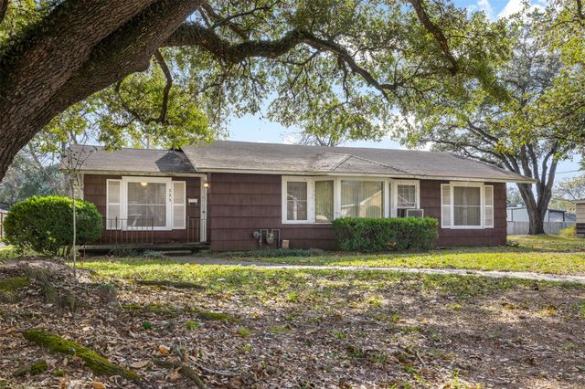 323 Harbert Street, Columbus, TX 78934