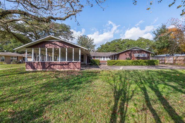 323 Harbert Street, Columbus, TX 78934