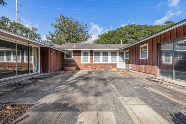 323 Harbert Street, Columbus, TX 78934