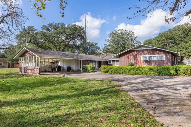 323 Harbert Street, Columbus, TX 78934