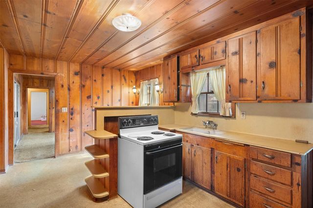 323 Harbert Street, Columbus, TX 78934