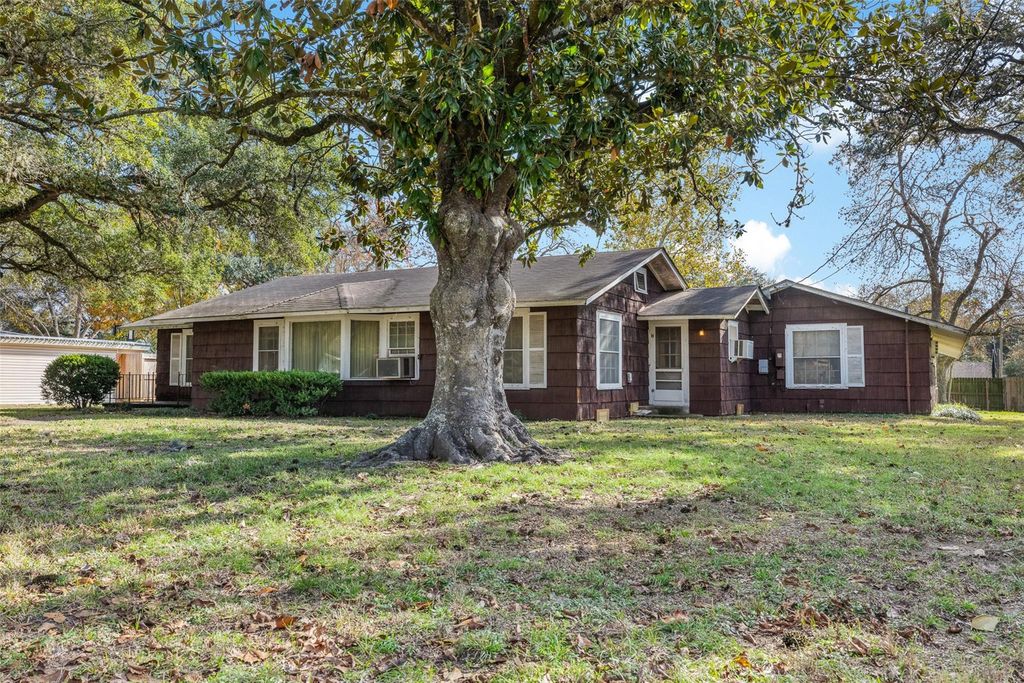 323 Harbert Street, Columbus, TX 78934