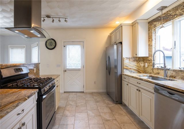 34 Shore Road, East Providence, RI 02915