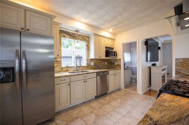 34 Shore Road, East Providence, RI 02915