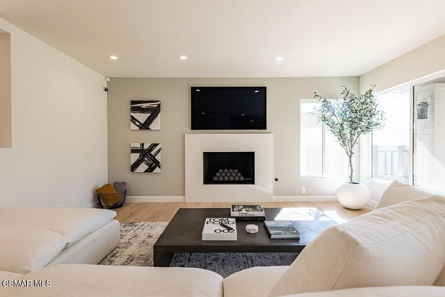 1725 Royal Saint George Drive, Westlake Village, CA 91362