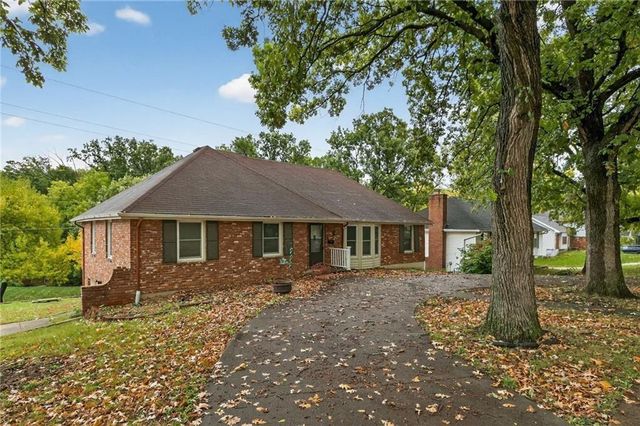 6761 N Woodland Avenue, Kansas City, MO 64118