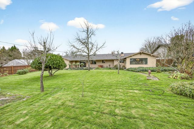 704 NW Sandy Drive, Grants Pass, OR 97526