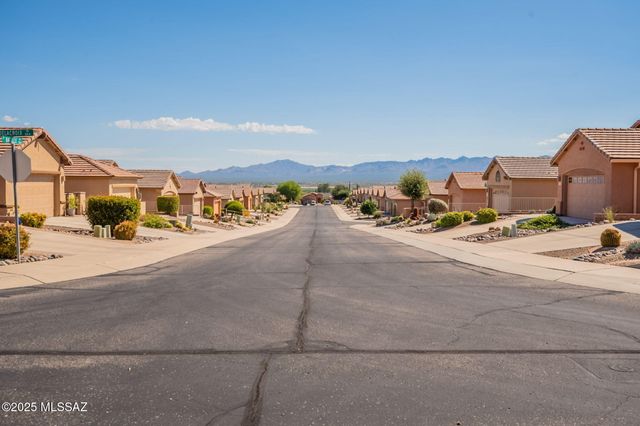 897 N Delacroix Drive, Green Valley, AZ 85614