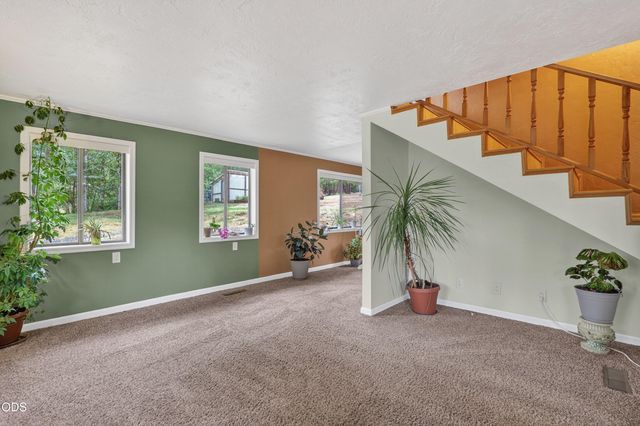 5003 Rogue River, Eagle Point, OR 97524
