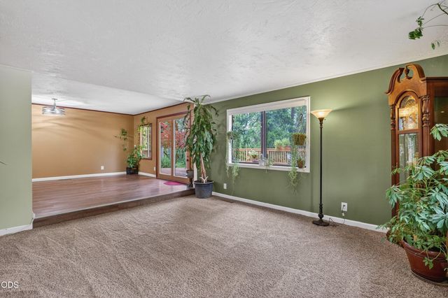 5003 Rogue River, Eagle Point, OR 97524