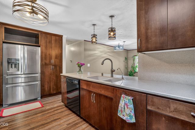 5003 Rogue River, Eagle Point, OR 97524