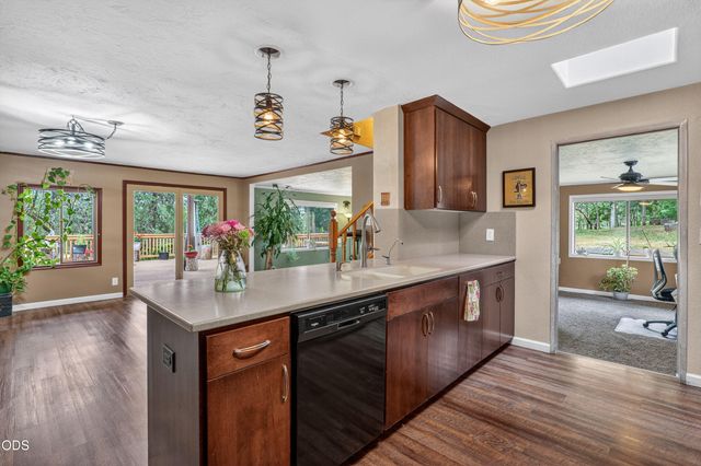 5003 Rogue River, Eagle Point, OR 97524