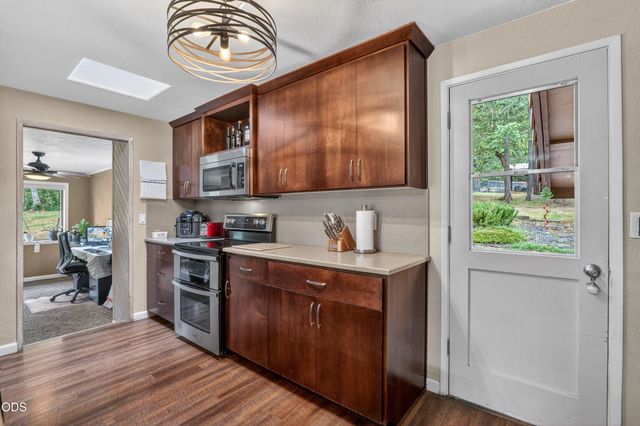 5003 Rogue River, Eagle Point, OR 97524