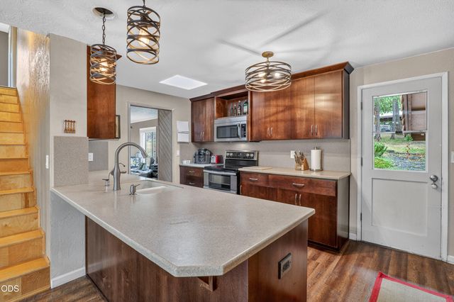 5003 Rogue River, Eagle Point, OR 97524