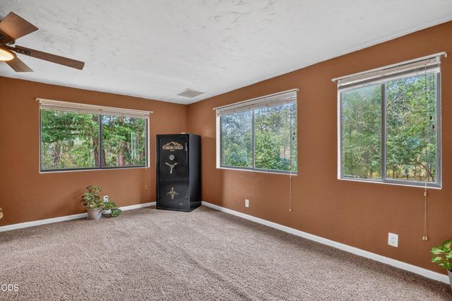 5003 Rogue River, Eagle Point, OR 97524