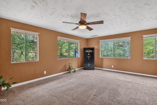 5003 Rogue River, Eagle Point, OR 97524