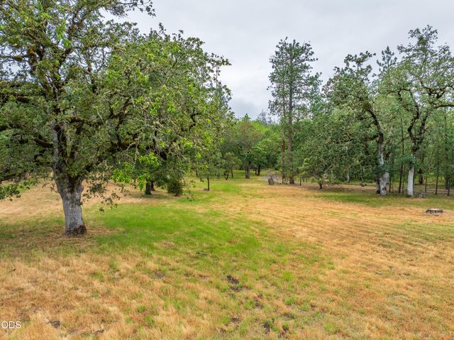 5003 Rogue River, Eagle Point, OR 97524
