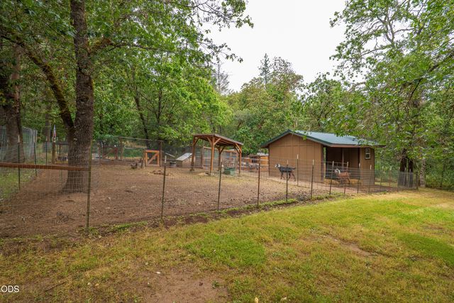 5003 Rogue River, Eagle Point, OR 97524